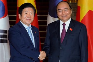 政府總理阮春福（右）接見韓國國會議長朴炳錫。（圖源：光孝）