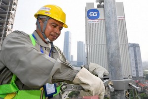 技術人員為５Ｇ網絡基礎設施做好準備。（圖源：春成）