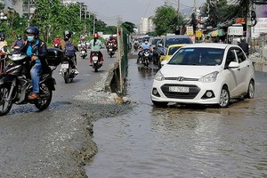 車輛困難地在第二郡梁定古街上行駛。
