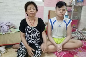 吳金英對自閉症兒子放不下心來。