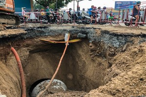 據現場觀察，這個坑寬約3米，長5米與深8米，周圍有多條長裂痕，瀝青破裂，下面還有一個大水涵洞，直徑為1米。（圖源：TTO）