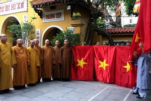 諸尊佛教領導在館使寺院內舉行升國旗儀式。（圖源：鴻明）