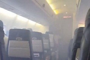 機艙內濃煙密佈。（示意圖源：互聯網）