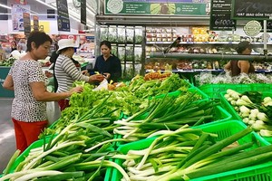 消費者正選購越南農產品。