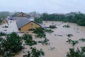 中部洪水颱風造成經濟損失約17萬億元，導致235人死亡及失蹤，逾20萬間住房被損壞。（圖源：越通社）