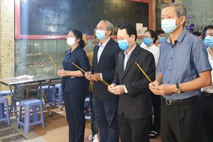 第五郡郡委書記阮文孝率領該郡華人革命老前輩向蟻團同志致祭。