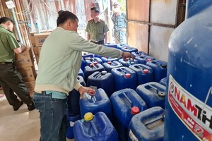 職能力量查獲該公司的一倉庫存放逾5000 桶已包裝並準備出售的清潔劑。（圖源：伯山）