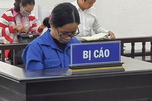 被告人阮明娘站在被告席上低頭回答審判員問案。（圖源：嘉慶）