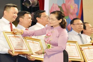 市人民議會主席阮氏麗向模範民運幹部頒發獎狀。（圖源：越勇）