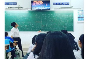 范黎清老師在一次上課中給學生觀看酸雨的視頻。