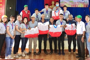 越南MM Mega Market 慈善團向廣南省災民贈送慰問品。