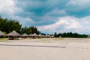 美麗又寧靜的白千層湖某度假村沙灘。（亦凡攝）