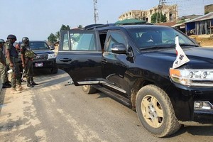 7月27日，韓國駐尼日利亞大使館提供車輛接回7月24日被海盜劫持後獲釋的5名韓國船員。（圖源：韓國駐尼日利亞大使館）