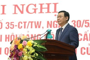 河內市市委書記王廷惠在會議上發表講話。（圖源：曰成）