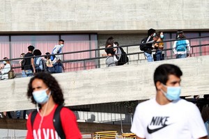 佩戴口罩的學生走在葡萄牙大里斯本區的一所中學內。（圖源：新華社）