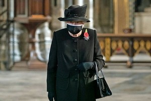 英女王首次戴口罩在公開場合露面。（圖源：Getty Images）