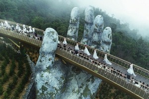 在峴港黃金橋舉辦的第一季《時尚之旅》。