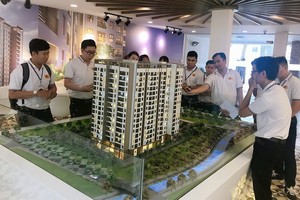 市民瞭解住房單位項目。