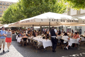 最低工資獲得提高引起餐飲業僱主的擔憂。（圖源：BBC News）