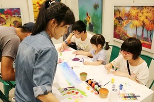 遊客正學習繪畫的基本技能。（圖源：莊裴）