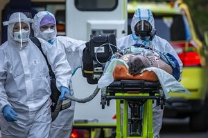 醫護人員送患者前往醫院。（圖源：Getty Images）