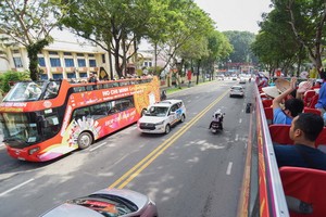 遊客坐兩層巴士參觀本市。