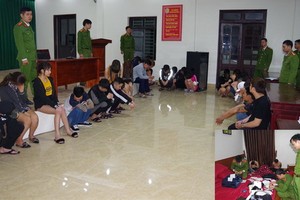 39名涉案嫌疑人被扣押在公安派出所。右下小圖為職能力量當場查獲毒品及其他涉案物證。（圖源：警方提供）