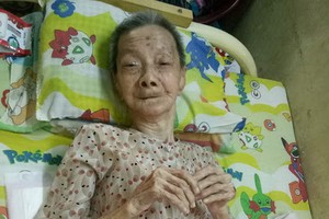 陳美蘭老大娘5年來一直臥床不起。