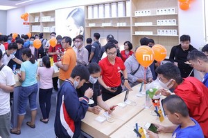 新張小米授權店吸引眾多年輕消費者前來體驗、購置各款新型智能手機。