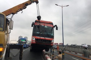 重型拖吊車將肇事客車吊離事故現場。（圖源：志石）