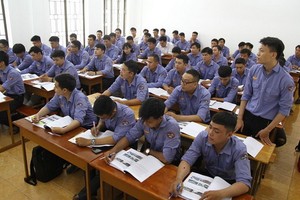 本市地鐵１號線駕駛列車班學習的首批學員們。