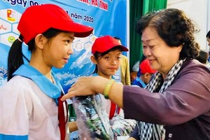 原國家副主席、韋阿英基金會主席張美華送禮物給學生。