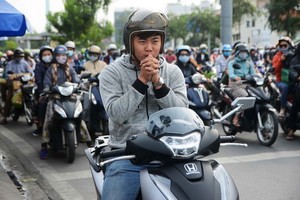 昨(11)日大清早，市民外出時穿上微薄的毛衣或外套。（圖源：H.N）