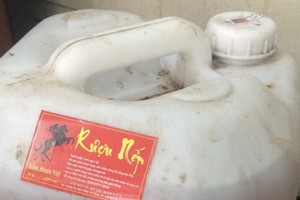 酒精中毒者所飲用“越南酒莊”牌的糯米酒。（圖源：患者家屬提供）