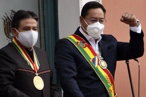 11月8日，在玻利維亞拉巴斯，玻利維亞當選總統路易斯·阿爾塞（右）和當選副總統戴維·喬克萬卡在就職儀式後向支持者致意。（圖源：AFP）