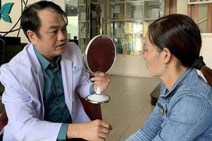 黎越智醫生正在為籍貫安江省的阮氏碧璇診療。