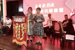 貴賓在晚宴上高歌助興。