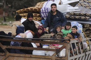 圖為2020年1月27日敘利亞難民逃離再次爆發的戰鬥。（圖源：AP）