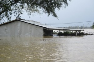 洪水淹沒承天-順化省廣田縣的不少鄉村。（圖源：秋莊）