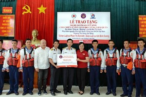 原國家主席張晉創夫人梅氏幸（右五）向DK1瞭望台營的幹部戰士們贈送救生衣。（圖源：春強）