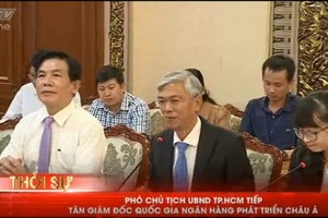 市人委會副主席武文歡（前中）在接見ADB代表團時發言。（圖源：HTV視頻截圖）