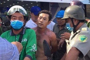 劫匪（中）被當場制服並押送至公安派出所。（圖源：阮新）