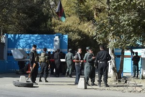 武警站在喀布爾大學入口看守案發現場。（圖源：AFP）