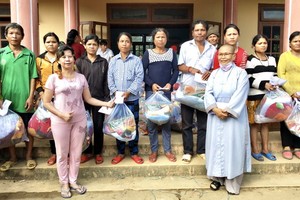 慈善團代表向廣南省災民發送禮物。