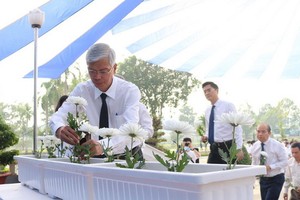 市人委會副主席武文歡（左）同各位市領導出席儀式並獻上白色菊花緬懷交通事故罹難者。（圖源：黃安）