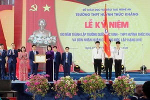 國家副主席鄧氏玉盛代表黨和國家領導向黃叔抗中學校授予二等獨立勳章。（圖源：成珠）