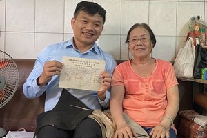 關惠芳（右）把穗華里的房屋租單與父母留下的傳統衣服捐贈給陳列室。