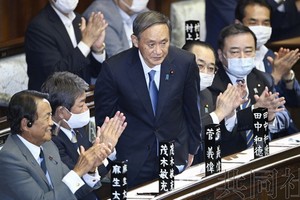 日本首相菅義偉向全體與會者鞠躬行禮，以示敬意。（圖源：共同社）