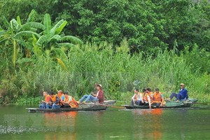 乘船參觀寧平省三谷景區。