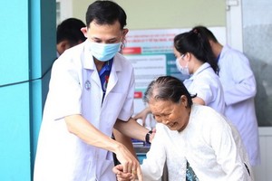 醫生們向廣南省昇平縣民眾贈醫施藥。